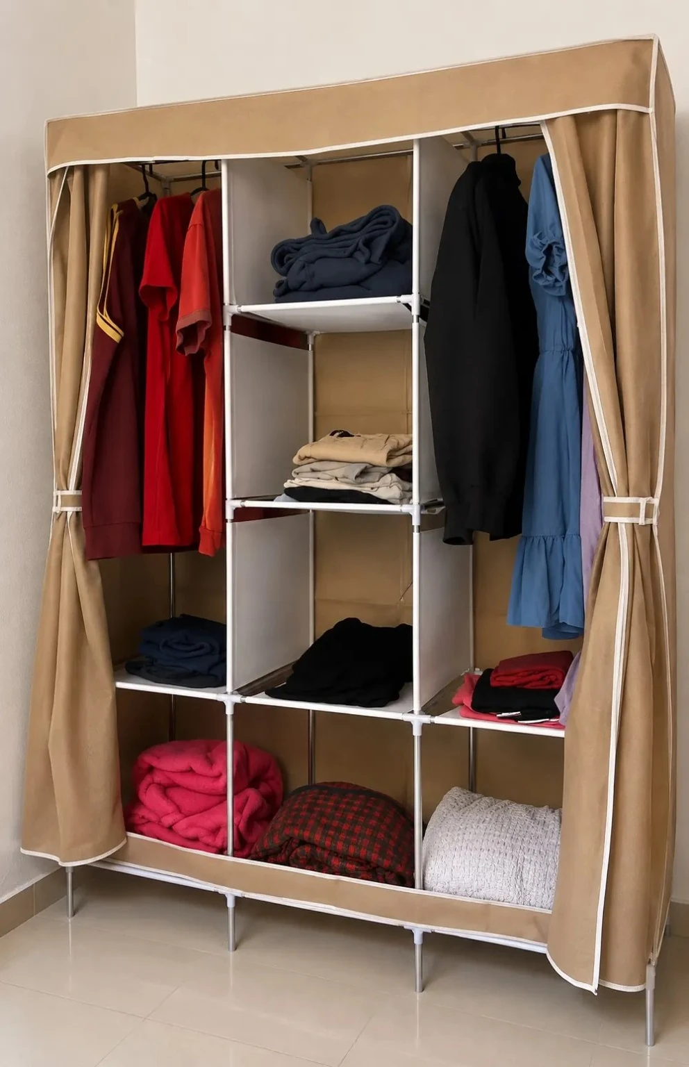 Guarda-Roupa Portátil organizado com roupas