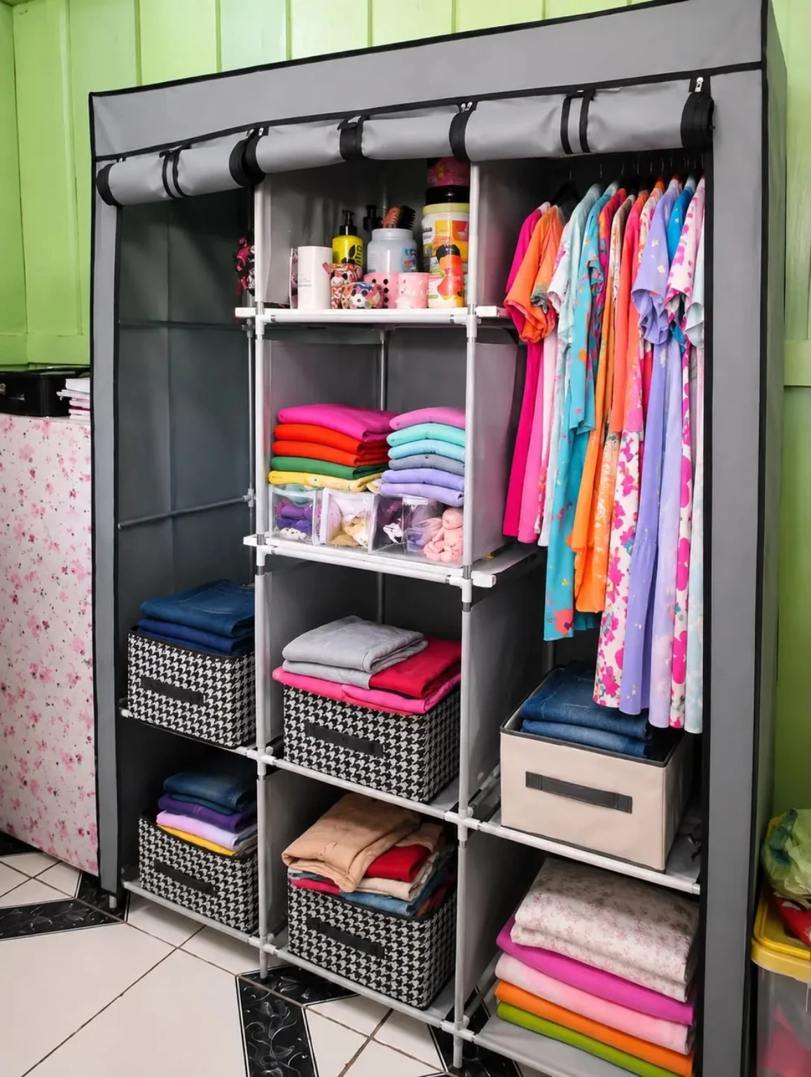 Guarda-Roupa Portátil organizado com roupas e caixas